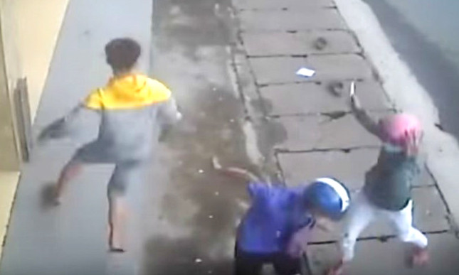Nhóm nghi can dùng hung khí truy sát đối thủ ngay trên phố. Ảnh: Cắt từ clip