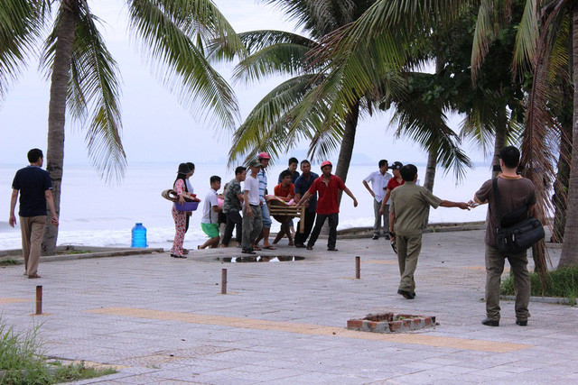 Thi thể ông Ban được đưa lên để chuyển đến bệnh viện