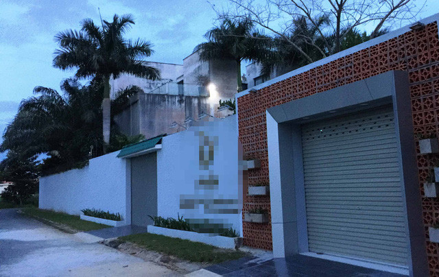 Căn biệt thự rộng hàng nghìn mét vuông, toạ lạc trong khu hành chính quận 2 và gần sông Sài Gòn...