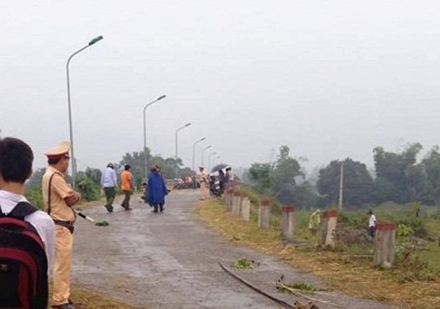 Lực lượng chức năng tỉnh Hòa Bình khám nghiệm hiện trường nơi xảy ra vụ việc