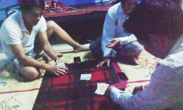 Hình ảnh các cán bộ xã Thủy Phù đánh bạc ăn tiền tại phòng xã đội (cắt từ clip)