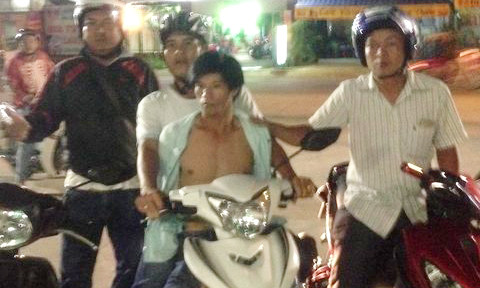 Nguyễn Văn Thành (áo xanh)