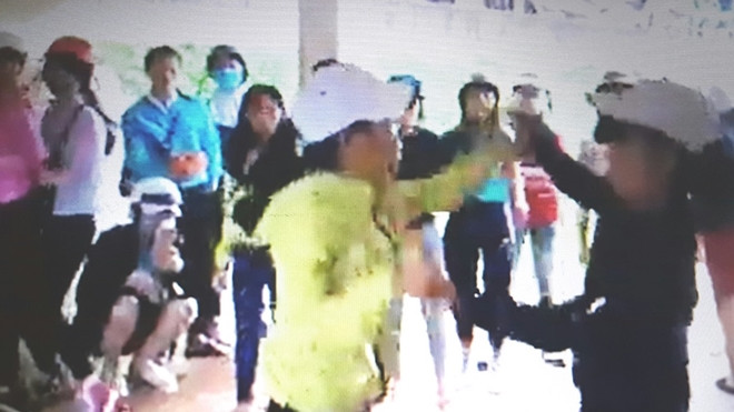 Hàng trăm học sinh đứng hô hào, cỗ vũ