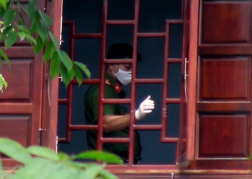 Việc người dân vào xem đông khiến dấu vết ở hiện trường bị xáo trộn, gây khó khăn trong việc phá án