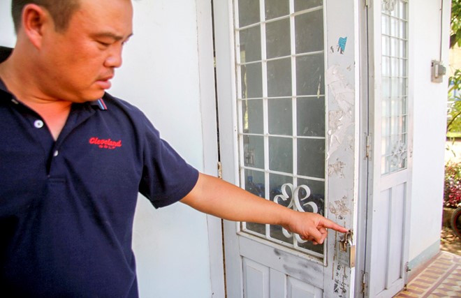 Khóa phòng bán hàng bị cắt để trộm két sắt. Ảnh: An Bình