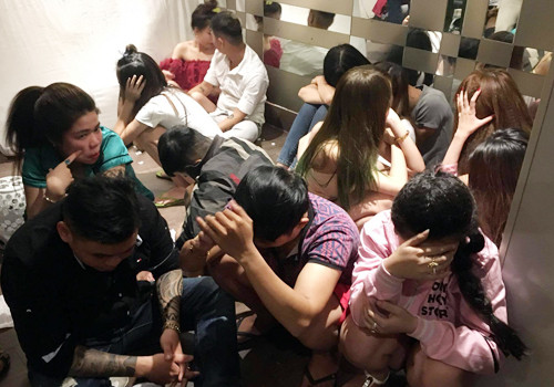 Dân chơi trong khách sạn bị tạm giữ. Ảnh: Đức Huy