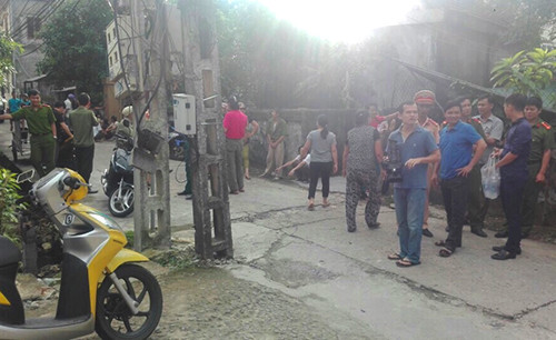 Nhiều người tập trung gần khu vực nhà Quyền chứng kiến sự việc. Ảnh: Đức Hùng