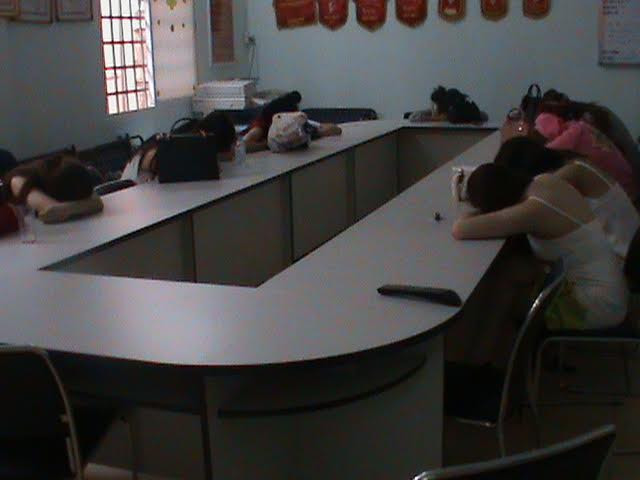 Các “chân dài” bị cơ quan chức năng bắt quả tang. Ảnh Việt Văn