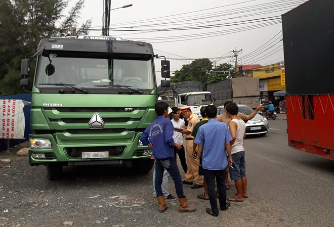 Lực lượng chức năng lập hồ sơ, điều tra làm rõ vụ việc. Ảnh: K.T