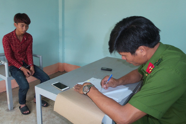 Đối tượng Ngô Trung Nam đang khai nhận hành vi phạm tội của mình tại cơ quan Công an