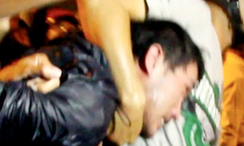 Đối tượng Phương (áo đen) bị bắt giữ sau hơn 6 giờ khống chế con tin