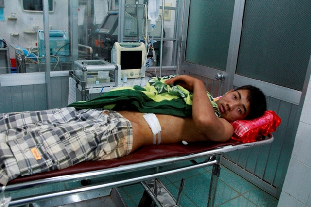 Anh Nguyễn Văn Hùng đang kể lại giây phút bị bắn trọng thương