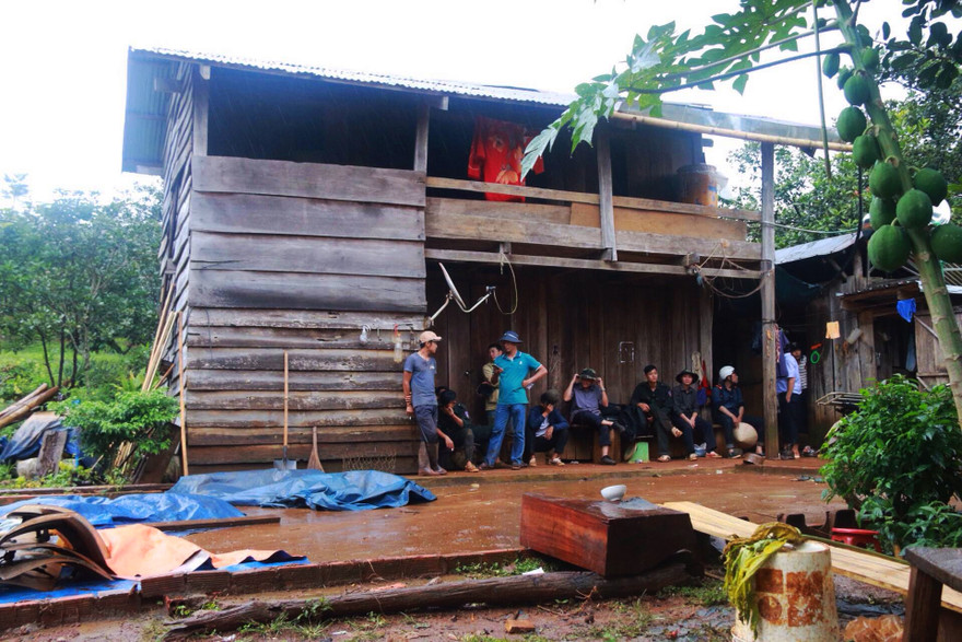 Nhiều người tụ tập trước nhà bị can Đặng Văn Hiến.