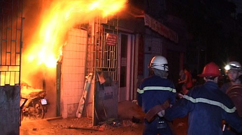 Bị la mắng, học trò 3 lần phóng hỏa đốt nhà thầy