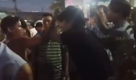 Thi bị người dân bắt giữ