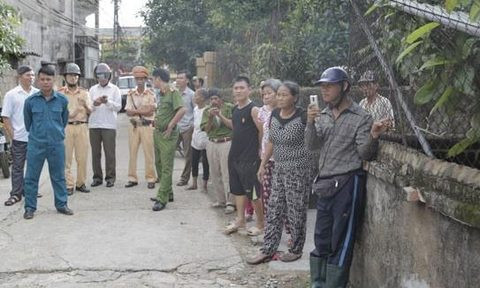 Người dân tập trung theo dõi vụ việc