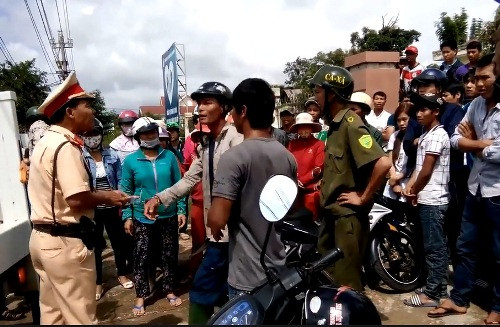 Người dân và CSGT cự cãi với nhau. Ảnh cắt từ clip