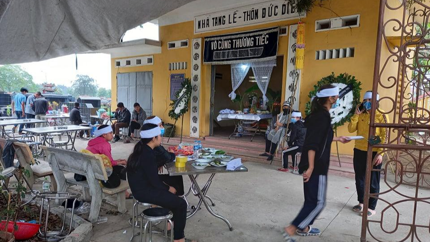 Người thân tổ chức tang lễ cho nạn nhân.