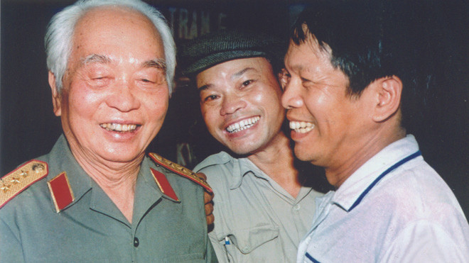  Đại tướng Võ Nguyên Giáp với Đại tá Lưu Anh Tuấn (phải)