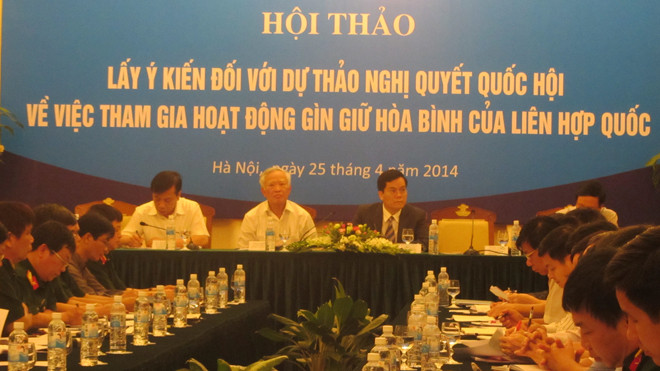 Góp ý dự thảo Nghị quyết của Quốc hội về việc Việt Nam tham gia hoạt động gìn giữ hòa bình của LHQ. Ảnh: Trúc Quỳnh