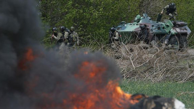 Đụng độ xảy ra bên ngoài thành phố Slaviansk khiến 5 người chết. Ảnh: Le Monde 