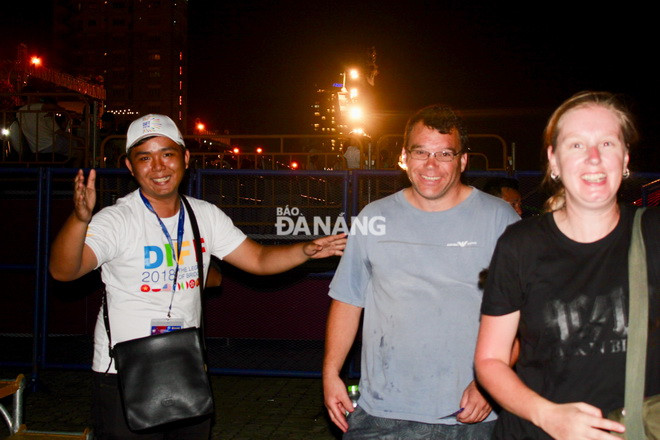 Một tình nguyện viên DIFF 2018 hướng dẫn du khách nước ngoài lên khán đài. Ảnh: Khang Ninh.