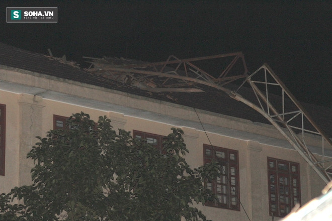 Hiện trường vụ sập cần cẩu tháp đè lên dãy nhà học 3 tầng.