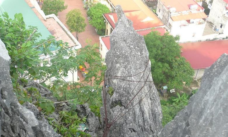 Hòn đá như sắp rơi rụng làm nhiều người khiếp đảm. Ảnh: Duy Chiến