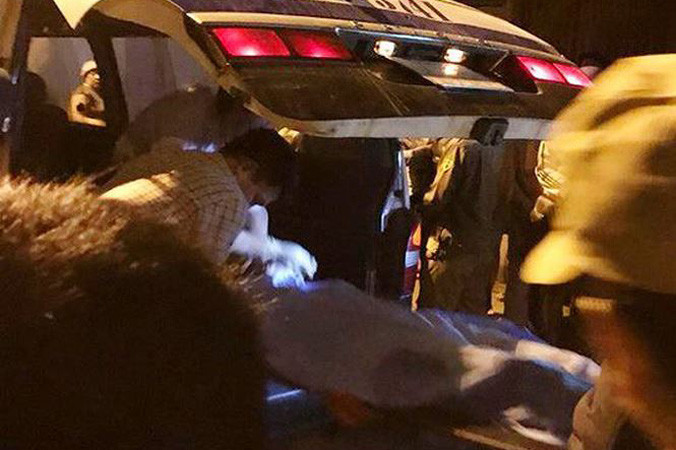 Thi thể nạn nhân đưa ra khỏi hiện trường.