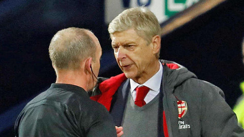 Trọng tài xin lỗi Arsenal về quả penalty oan uổng