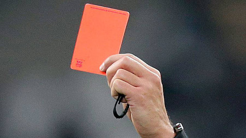 Đuổi cầu thủ khỏi sân, trọng tài bị đánh chết