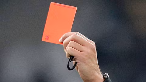 Đuổi cầu thủ khỏi sân, trọng tài bị đánh chết