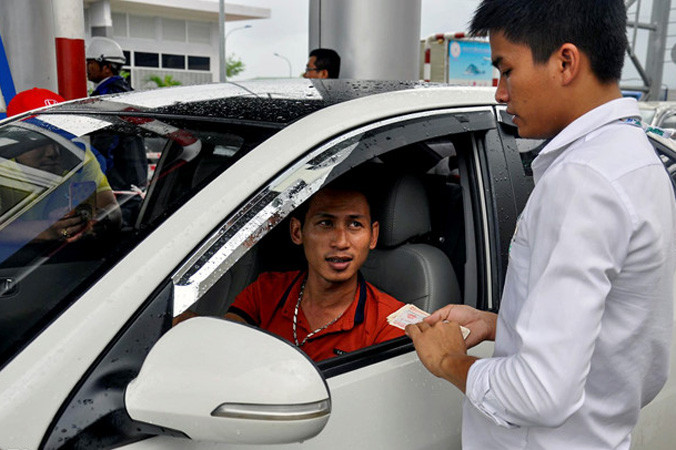 Ngày 4/12/2017 các tài xế trả tiền lẻ, buộc trạm BOT Ninh An xả trạm. Ảnh: An Bình.