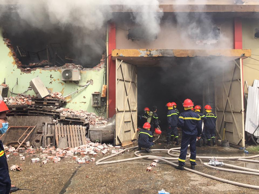 Lực lượng PCCC tiến hành dập lửa.