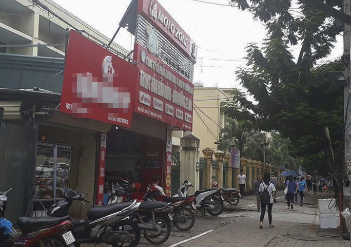 Cửa tiệm sửa xe nơi xảy ra vụ nổ súng.