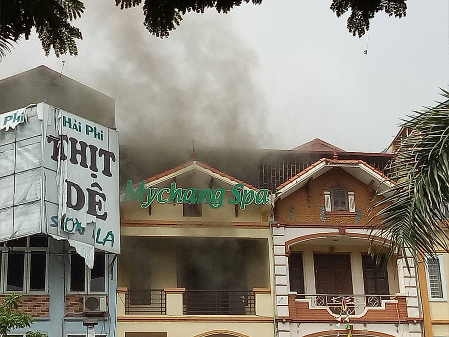 Khói bốc lên nghi nút tại tầng 4 và tầng mái ngôi nhà. Ảnh: Minh Đức.