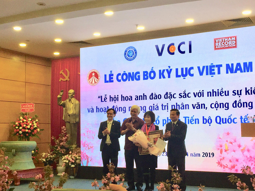Tổ chức Kỷ lục Việt Nam trao bằng Kỷ lục Việt Nam cho Viện sĩ - Tiến sĩ Nguyễn Thị Thanh Nhàn, Chủ tịch Hội đồng quản trị kiêm Tổng Giám đốc AIC Group - đơn vị tham gia tổ chức Lễ hội hoa Anh đào Nhật Bản - Hà Nội năm 2019.