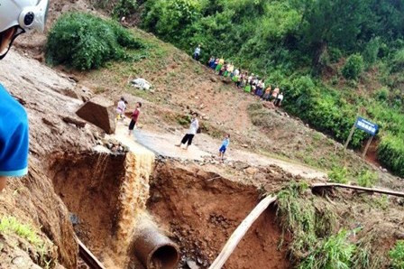 Hoạt động của đoàn viên, thanh niên Yên Bái giúp dân khắc phục mưa bão.