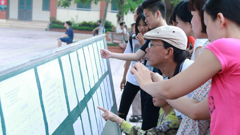 Áp lực mùa thi, lỗi tại ai: Người mẹ khóc oà trước cổng trường chuyên 