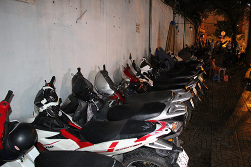 Hai bãi giữ xe không phép trên vỉa hè đường Cô Bắc. Ảnh: Duy Trần.