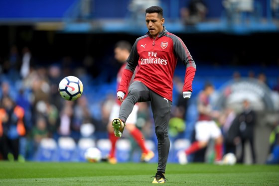 Alexis Sanchez thất vọng khi bị gạt lên ghế dự bị ở trận hòa Chelsea mới đây. Ảnh: Getty Images.