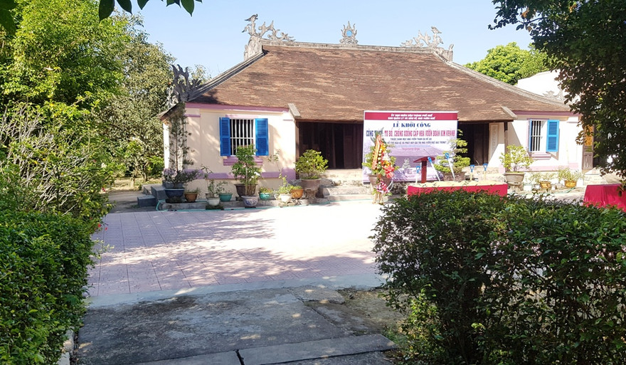 Ngôi nhà qua hơn 100 năm tồn tại, với dáng vẻ cổ kính đặc trưng nhà vườn xứ Huế.