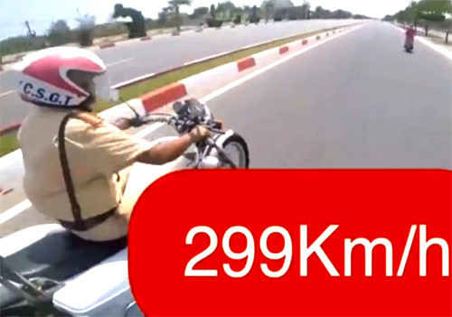 Hình ảnh Tín chạy xe tốc độ cao, thách thức CSGT. Ảnh: Cắt từ video.