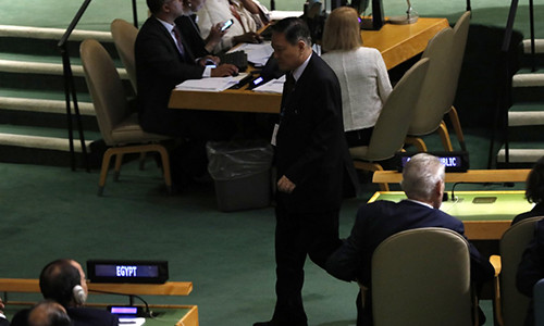 Đại sứ Triều Tiên rời đi trước khi Tổng thống Mỹ đến. Ảnh: SCMP.