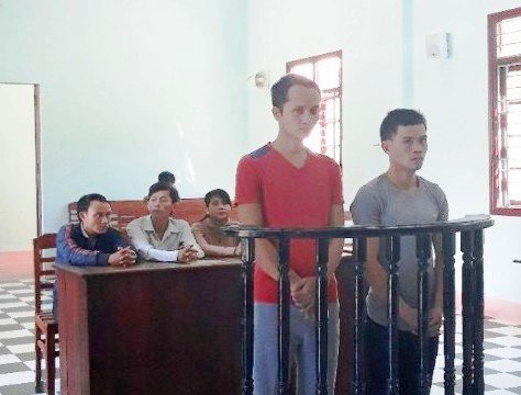 Đối tượng Báo và Hải tại tòa. Ảnh T.T.