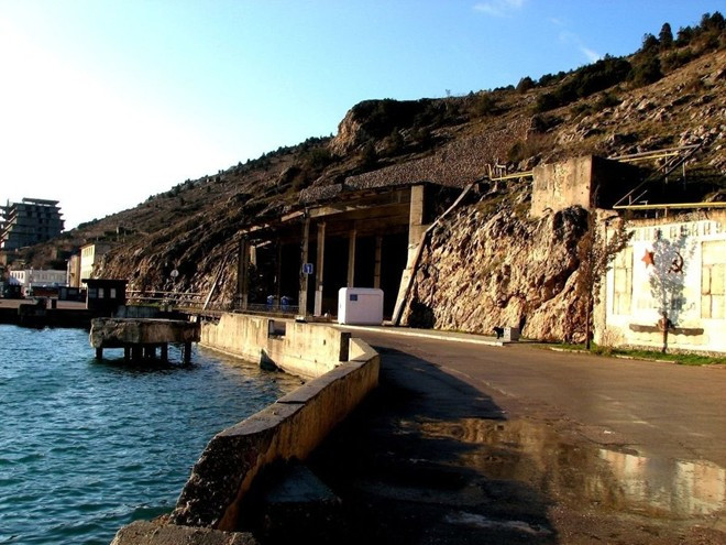 Căn cứ Balaklava từng là cơ sở quân sự tuyệt mật và là căn cứ tàu ngầm của Liên Xô thời Chiến tranh Lạnh.