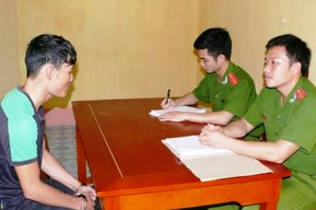 Cơ quan công an lấy lời khai của đối tượng.