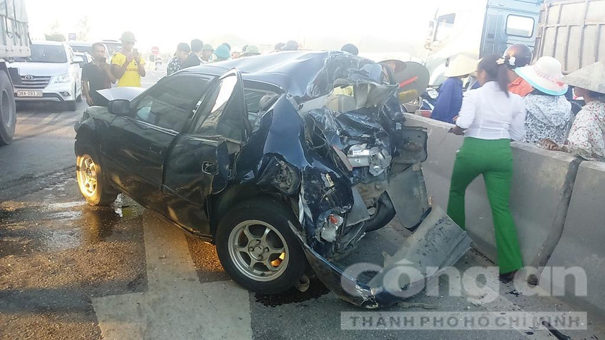 Dù chiếc xe ô tô 4 chỗ bẹp dúm nhưng tài xế đã may mắn thoát chết.