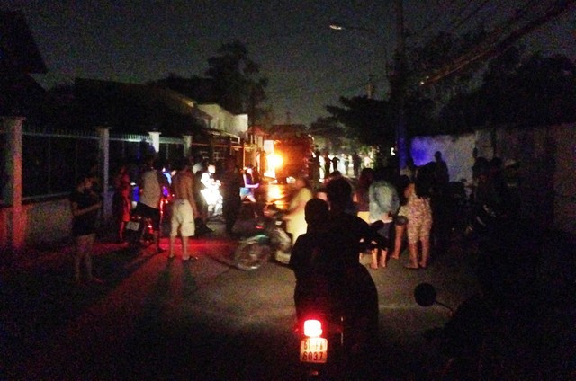 Cả khu dân cư ở phường Trường Thọ, quận Thủ Đức đêm qua một phen hỗn loạn vì sự cố cháy nổ trạm biến thế.