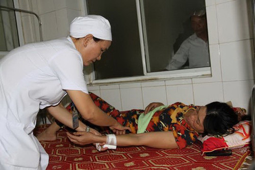 Một nạn nhân đang cấp cứu tại bệnh viện (Ảnh: NLĐ)